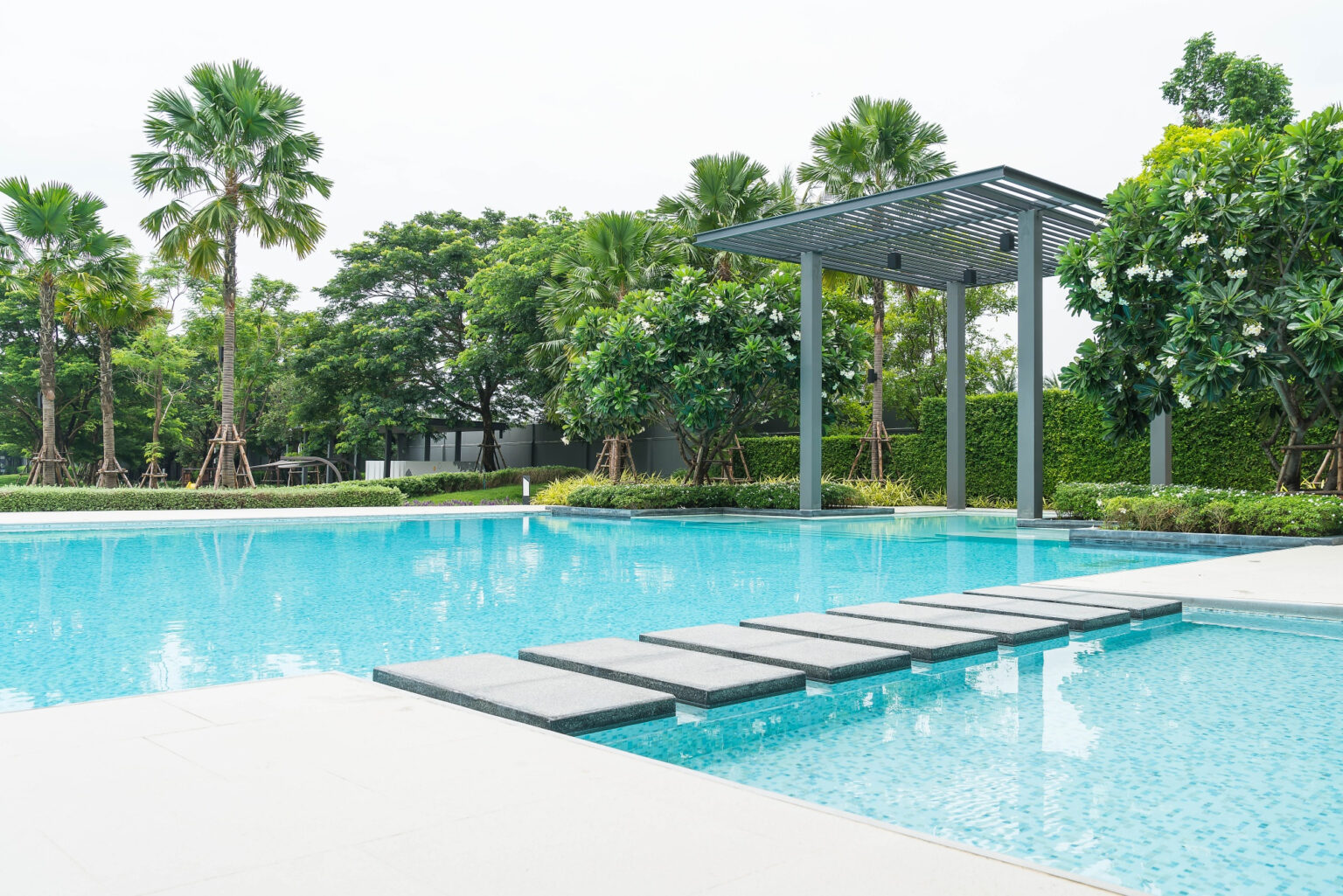 Piscina rehabilitada en Denia con nuevo revestimiento de cuarzo pulido, brillante y duradero