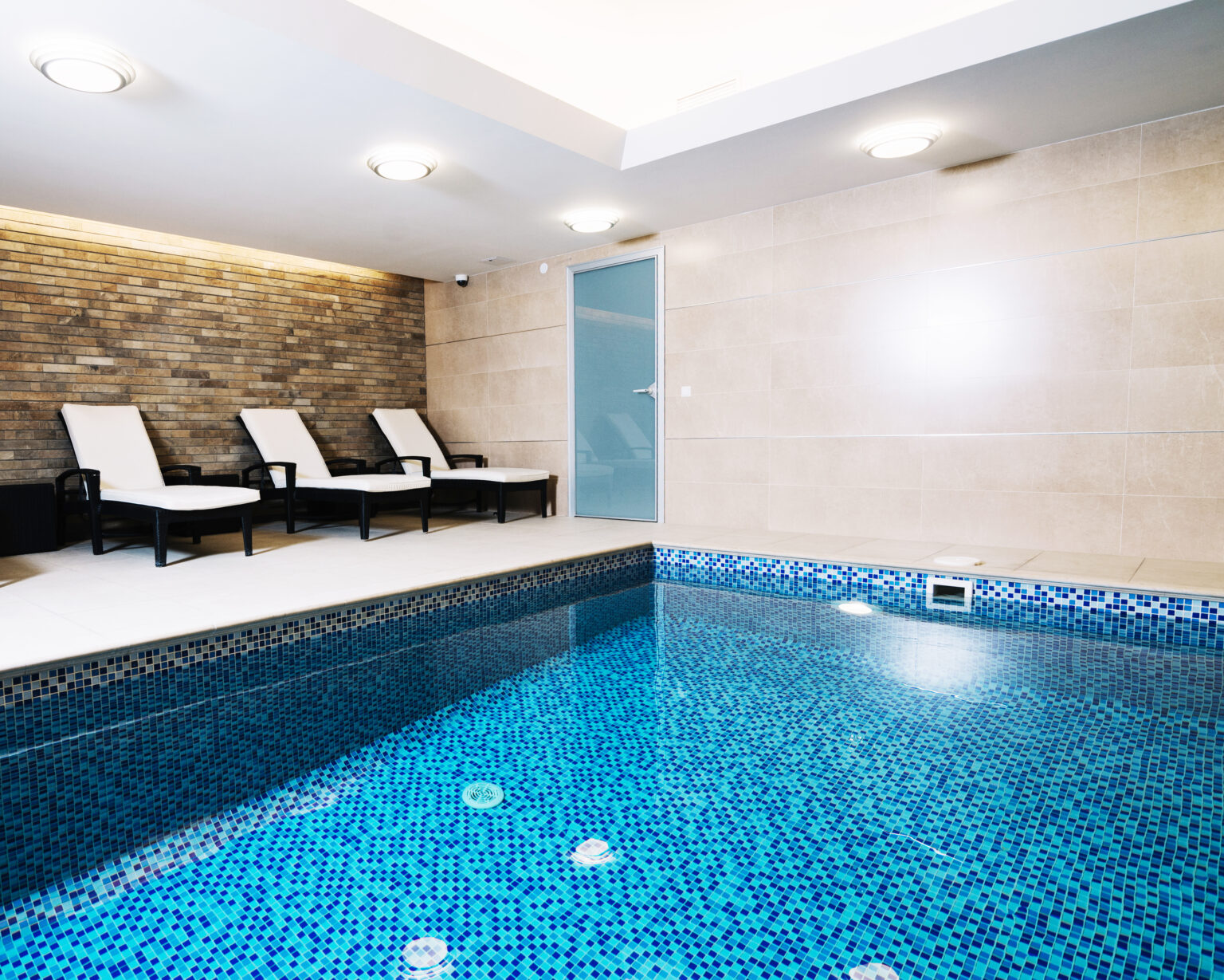 Técnico de Hybrid Pool realizando un diagnóstico y reparación de fugas en una piscina en Jávea