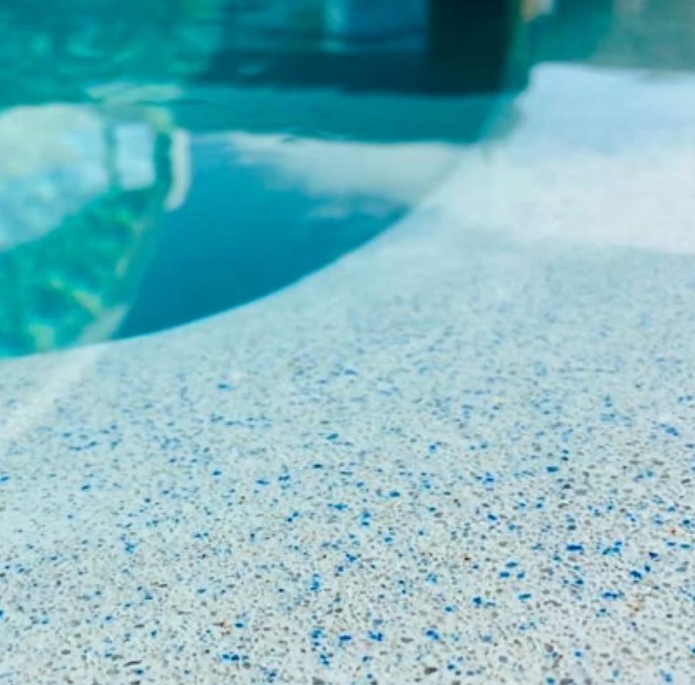 Gran piscina XXL rehabilitada y modernizada en la costa norte de Alicante, aspecto espectacular