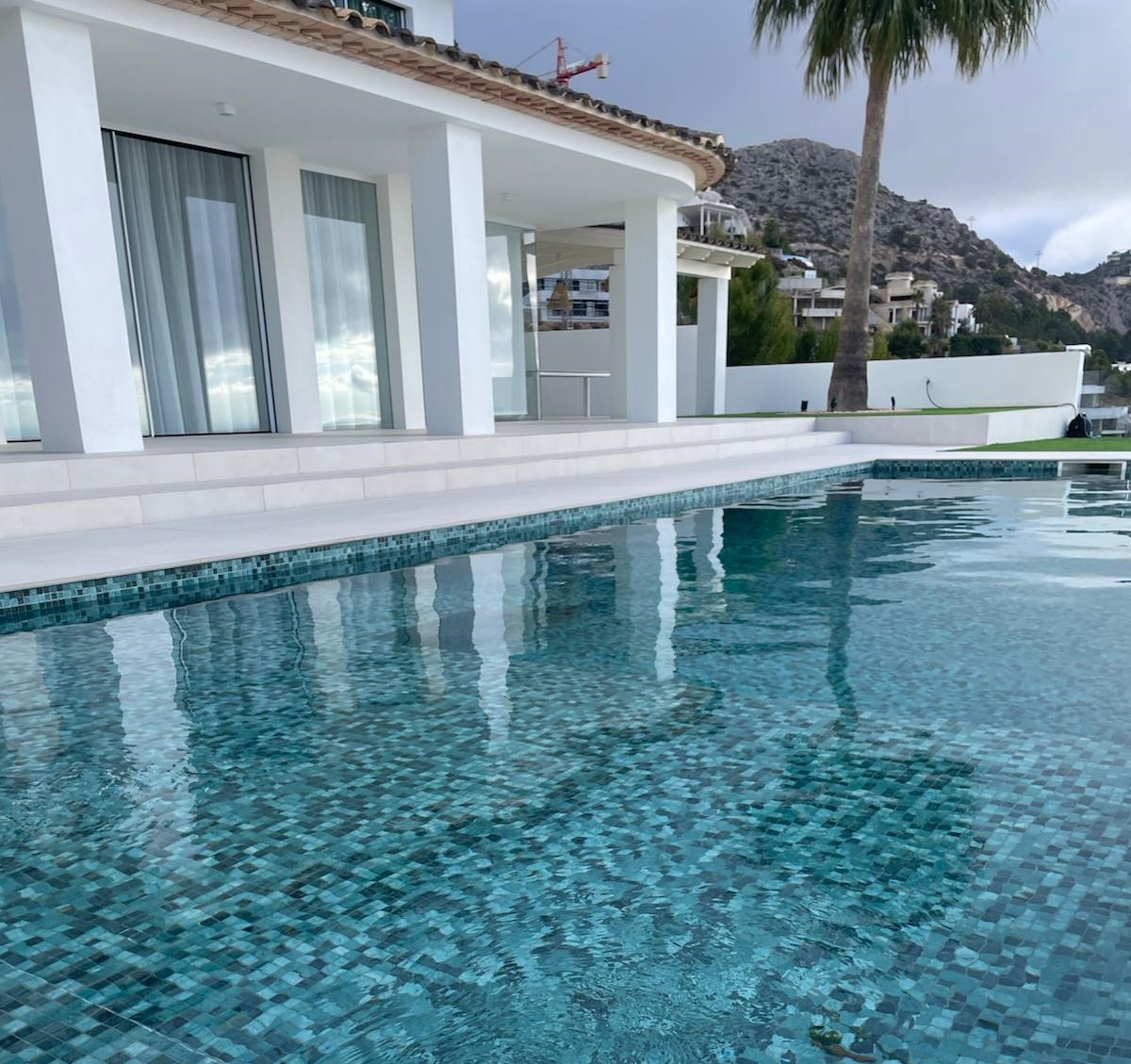 Piscina moderna con iluminación LED de colores y sistemas domóticos integrados