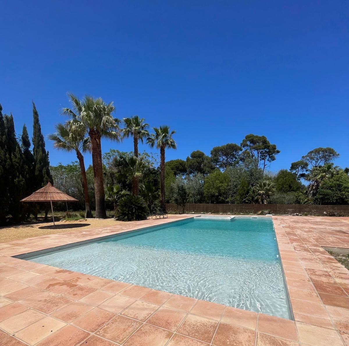 Piscina de obra moderna y eficiente construida a medida por Hybrid Pool en Denia