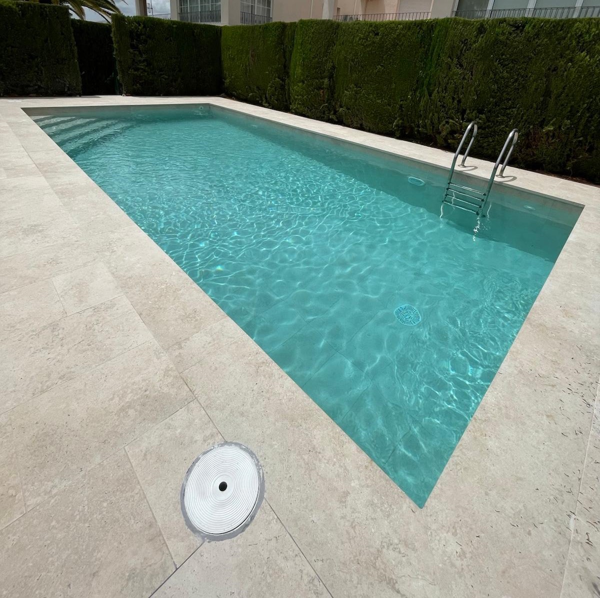 Diseño contemporáneo de una nueva piscina de obra en la Marina Alta, lista para el primer baño